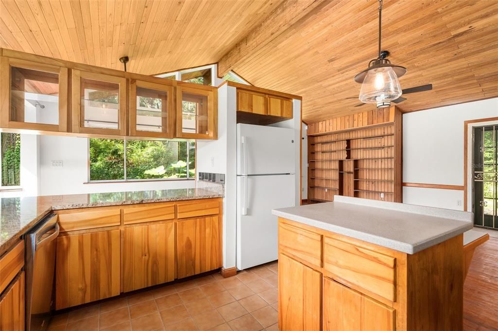 Под контрактом: $308,000 (3 спален, 2 ванн, 1502 Квадратных фут)