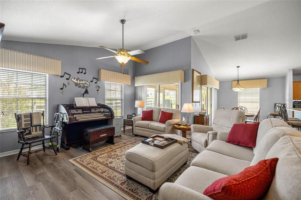 En Venta: $344,900 (3 camas, 2 baños, 1974 Pies cuadrados)