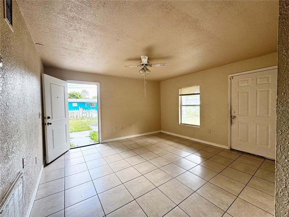 出租: $1,400 (3 贝兹, 1 浴室, 1050 平方英尺)