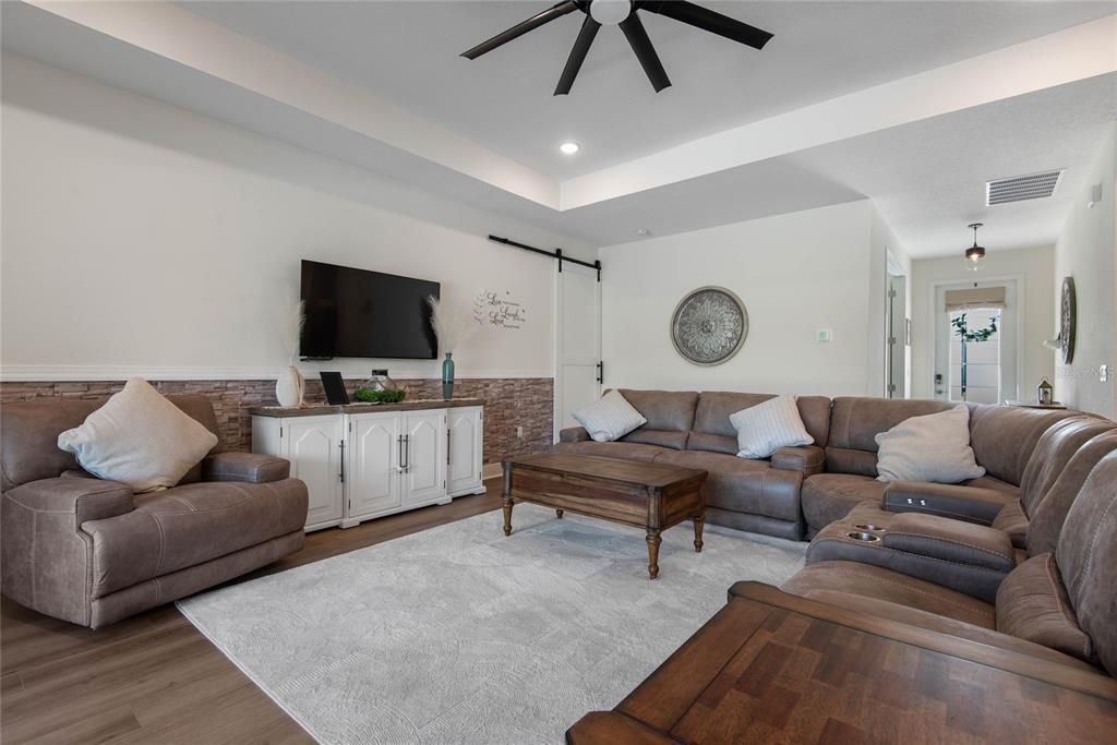 En Venta: $649,000 (4 camas, 3 baños, 2127 Pies cuadrados)