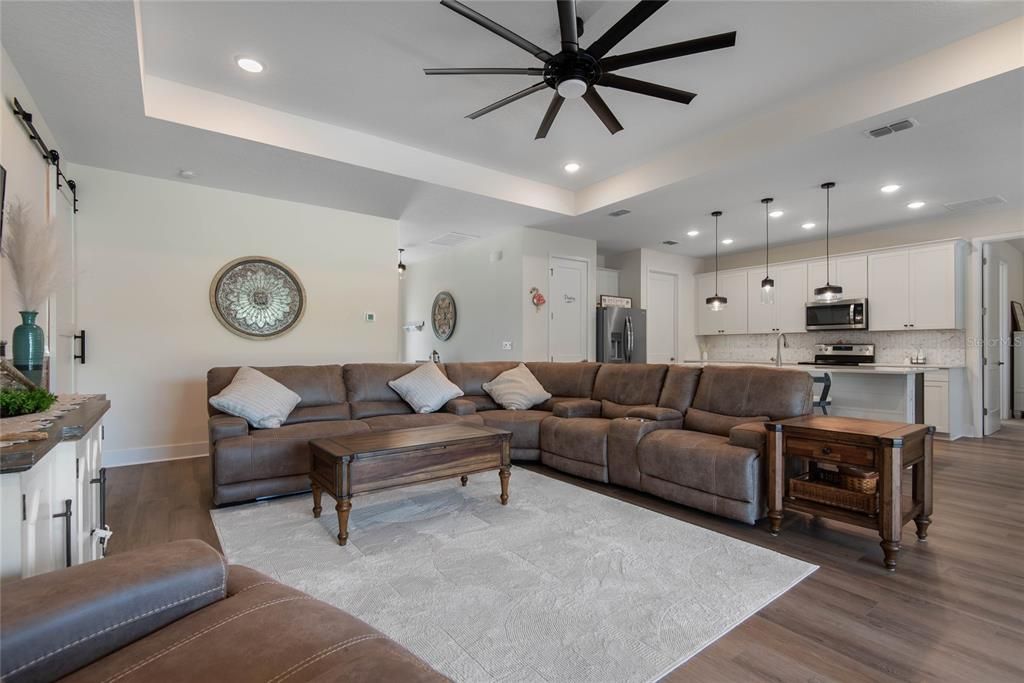 En Venta: $649,000 (4 camas, 3 baños, 2127 Pies cuadrados)