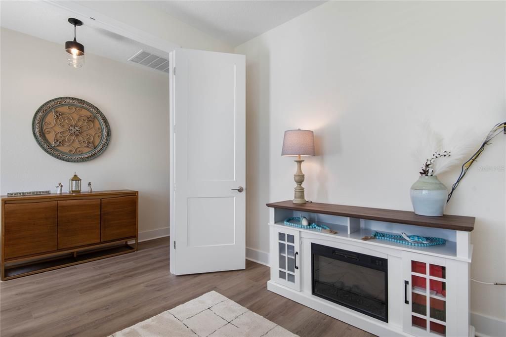 En Venta: $649,000 (4 camas, 3 baños, 2127 Pies cuadrados)