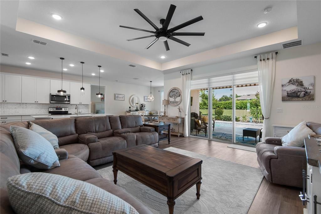 En Venta: $649,000 (4 camas, 3 baños, 2127 Pies cuadrados)