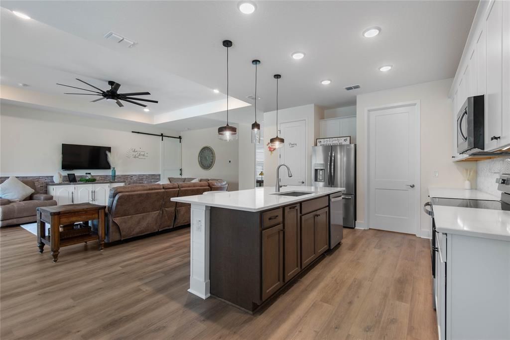 En Venta: $649,000 (4 camas, 3 baños, 2127 Pies cuadrados)