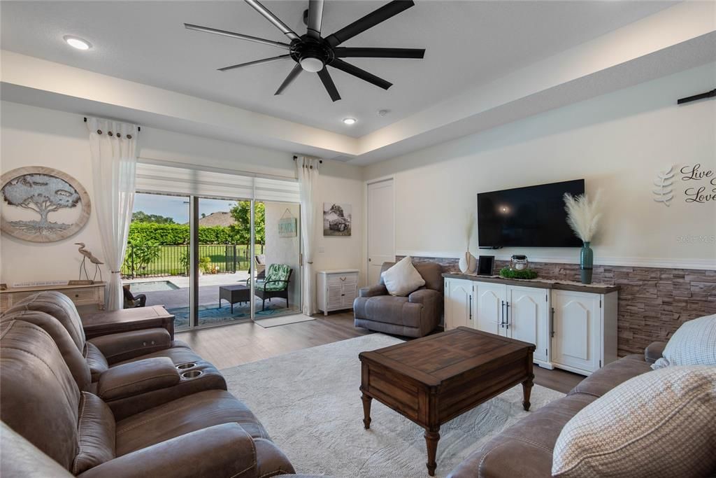 En Venta: $649,000 (4 camas, 3 baños, 2127 Pies cuadrados)