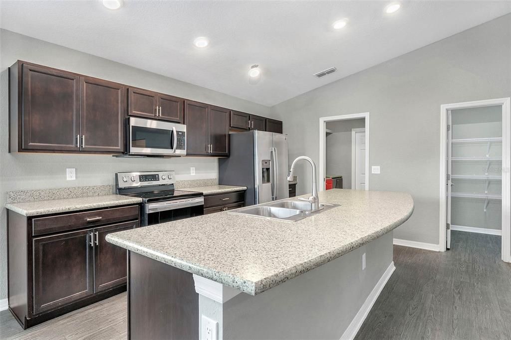 合同活跃: $2,000 (4 贝兹, 2 浴室, 1547 平方英尺)