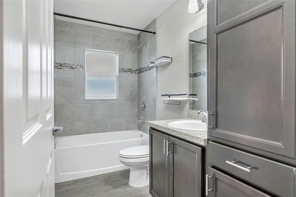 合同活跃: $2,000 (4 贝兹, 2 浴室, 1547 平方英尺)