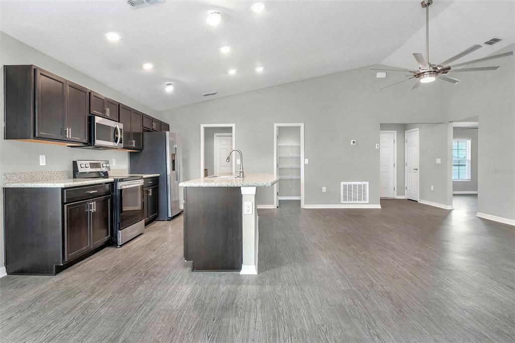 合同活跃: $2,000 (4 贝兹, 2 浴室, 1547 平方英尺)