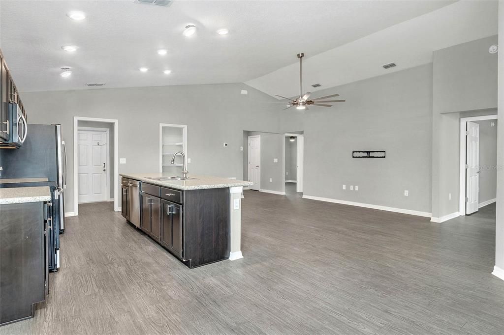 合同活跃: $2,000 (4 贝兹, 2 浴室, 1547 平方英尺)