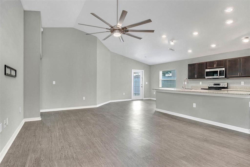 合同活跃: $2,000 (4 贝兹, 2 浴室, 1547 平方英尺)