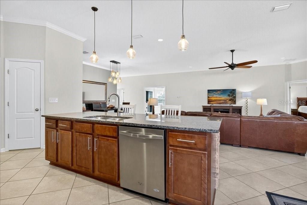 Active With Contract: $859,000 (3 beds, 3 baths, 2367 Square Feet)