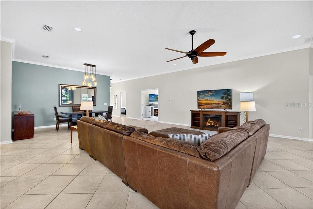 Active With Contract: $859,000 (3 beds, 3 baths, 2367 Square Feet)