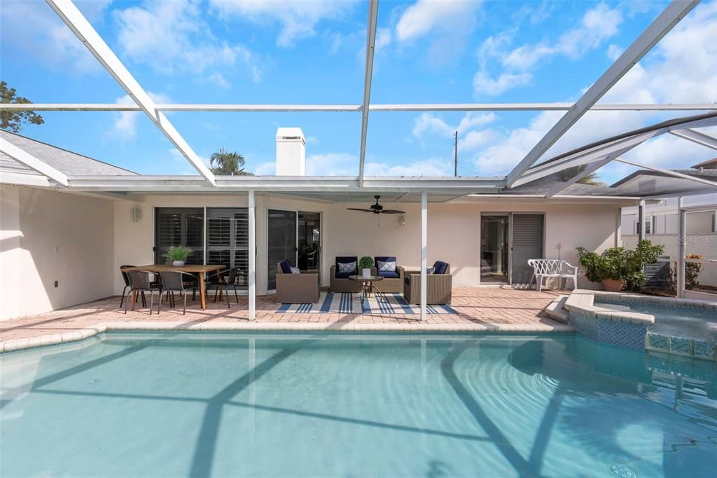 Activo con contrato: $799,999 (4 camas, 2 baños, 1860 Pies cuadrados)