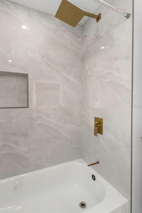 Activo con contrato: $799,999 (4 camas, 2 baños, 1860 Pies cuadrados)
