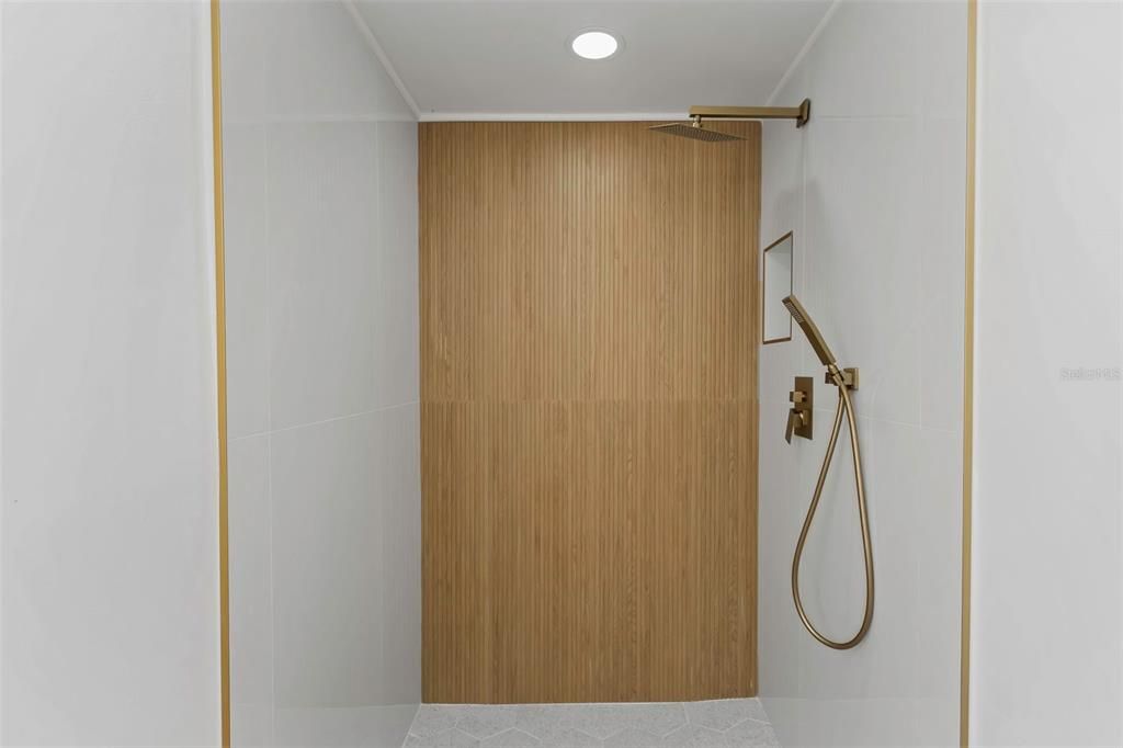 Activo con contrato: $799,999 (4 camas, 2 baños, 1860 Pies cuadrados)