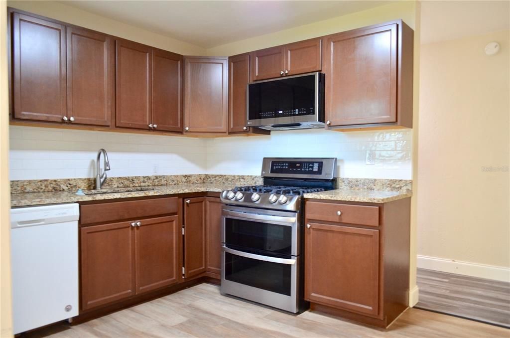 На продажу: $210,000 (3 спален, 1 ванн, 1366 Квадратных фут)