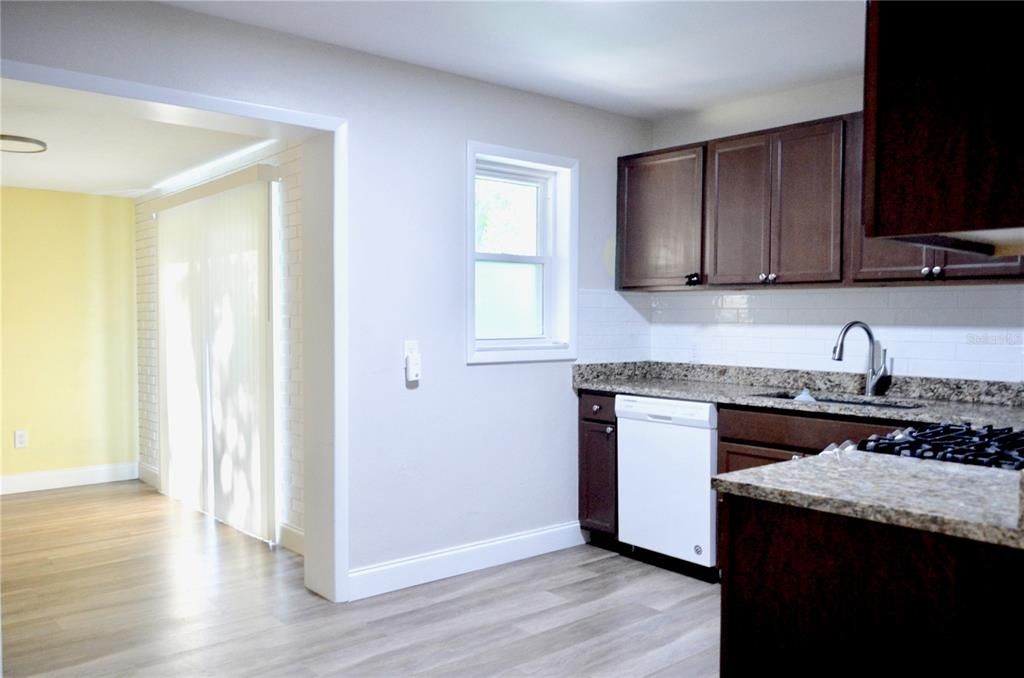 На продажу: $210,000 (3 спален, 1 ванн, 1366 Квадратных фут)