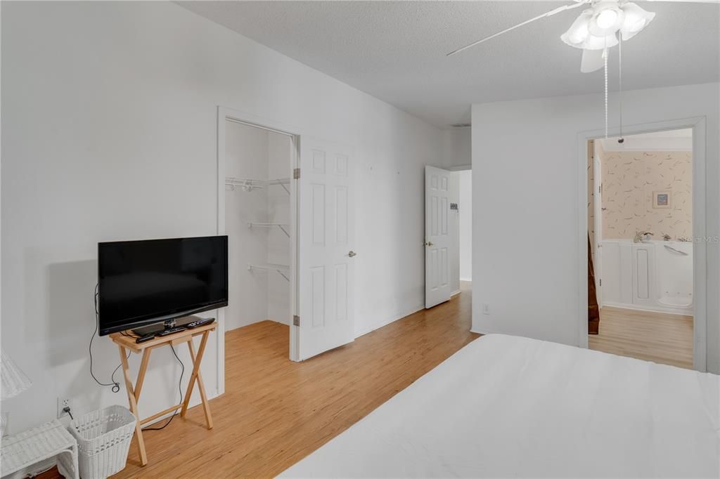 合同活跃: $264,900 (3 贝兹, 2 浴室, 2009 平方英尺)