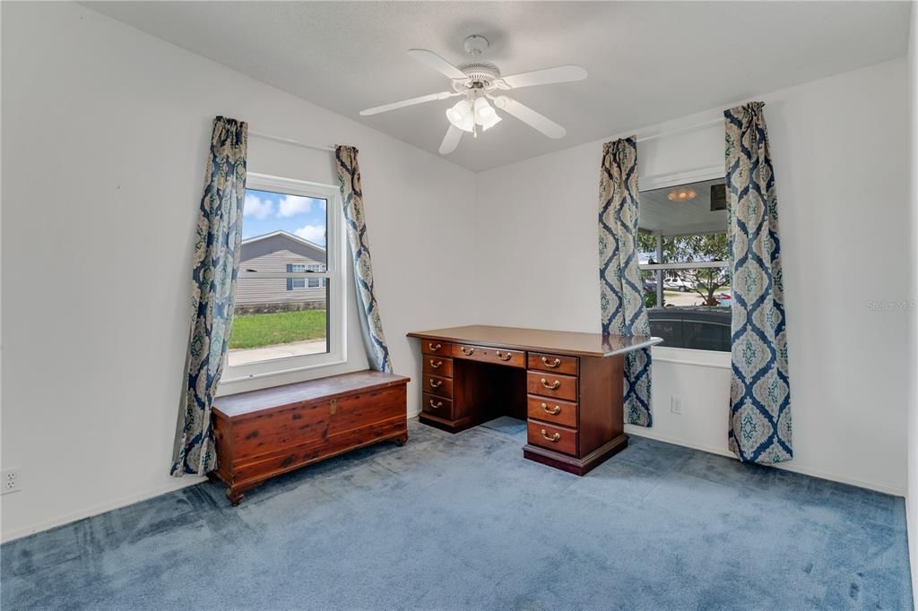 合同活跃: $264,900 (3 贝兹, 2 浴室, 2009 平方英尺)