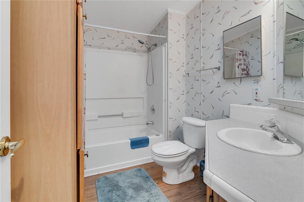 合同活跃: $264,900 (3 贝兹, 2 浴室, 2009 平方英尺)