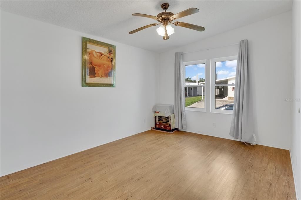 合同活跃: $264,900 (3 贝兹, 2 浴室, 2009 平方英尺)