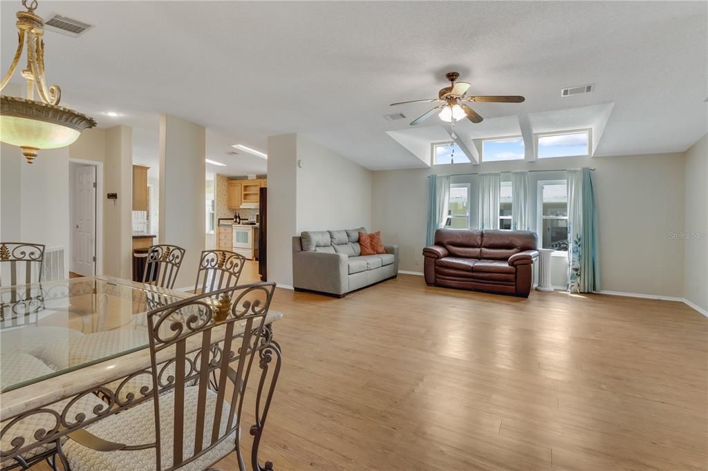 合同活跃: $264,900 (3 贝兹, 2 浴室, 2009 平方英尺)