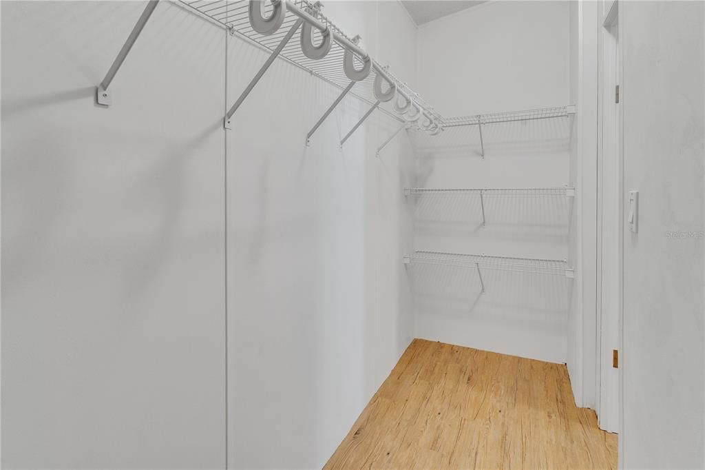 合同活跃: $264,900 (3 贝兹, 2 浴室, 2009 平方英尺)