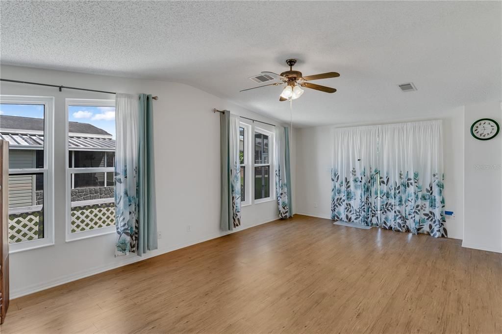 合同活跃: $264,900 (3 贝兹, 2 浴室, 2009 平方英尺)