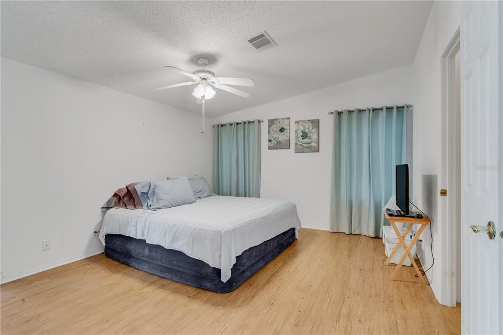 合同活跃: $264,900 (3 贝兹, 2 浴室, 2009 平方英尺)