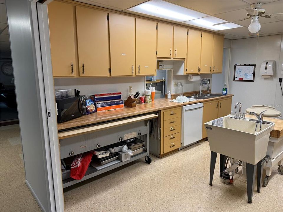 合同活跃: $264,900 (3 贝兹, 2 浴室, 2009 平方英尺)