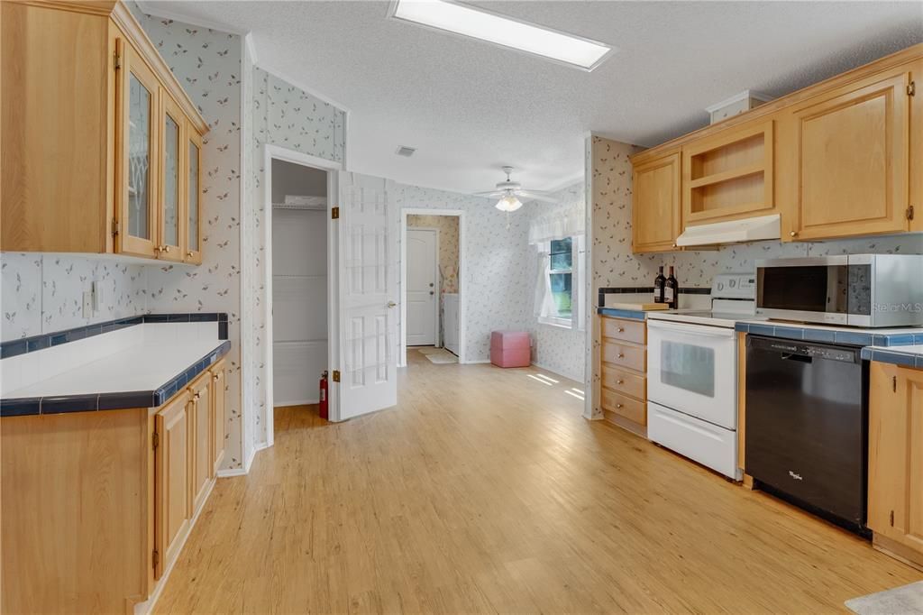 合同活跃: $264,900 (3 贝兹, 2 浴室, 2009 平方英尺)