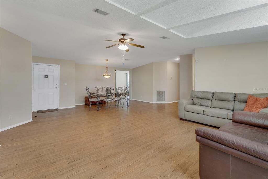 合同活跃: $264,900 (3 贝兹, 2 浴室, 2009 平方英尺)