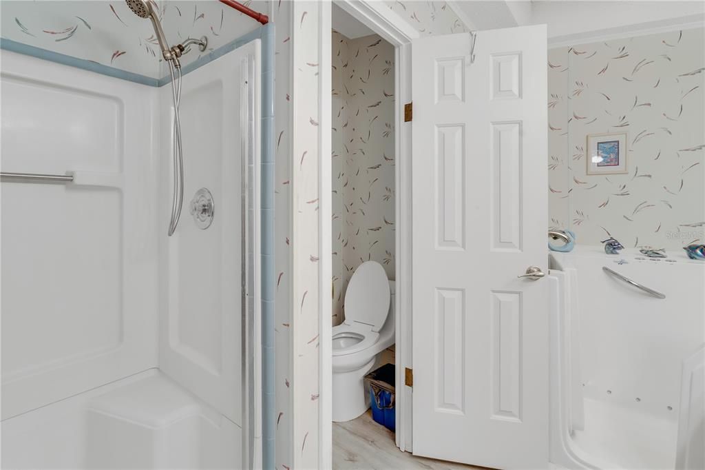 合同活跃: $264,900 (3 贝兹, 2 浴室, 2009 平方英尺)