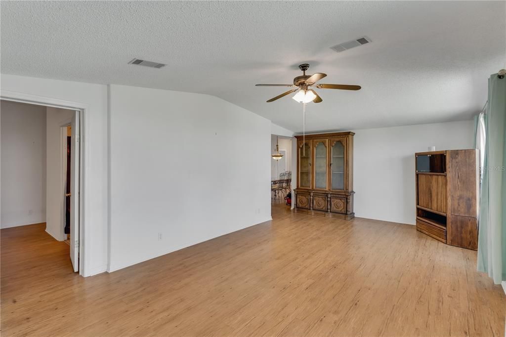 合同活跃: $264,900 (3 贝兹, 2 浴室, 2009 平方英尺)