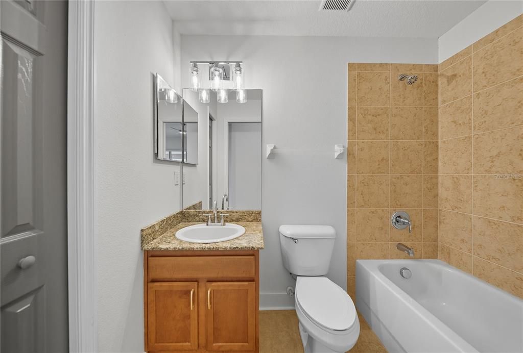 Activo con contrato: $414,900 (3 camas, 2 baños, 1846 Pies cuadrados)