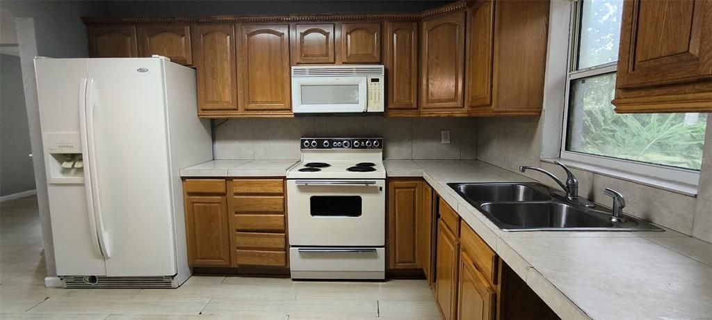 Active With Contract: $214,999 (3 beds, 1 baths, 1400 Square Feet)