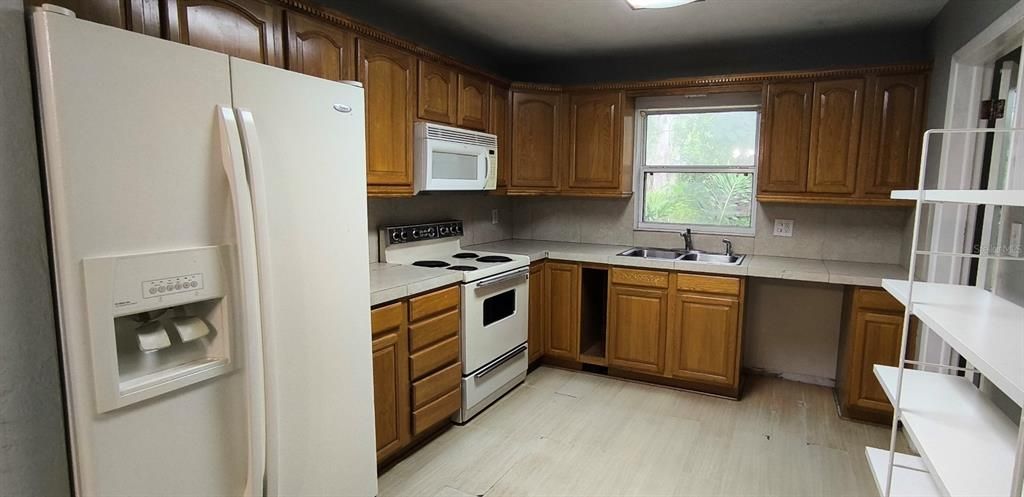 Active With Contract: $214,999 (3 beds, 1 baths, 1400 Square Feet)