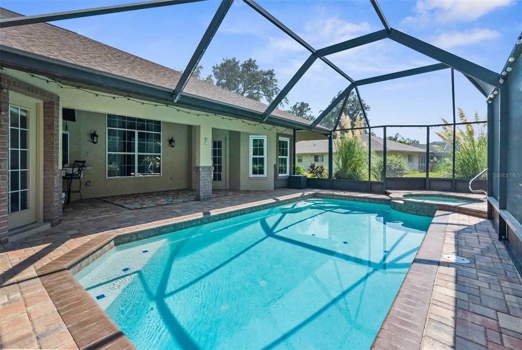 Activo con contrato: $459,900 (2 camas, 3 baños, 2208 Pies cuadrados)