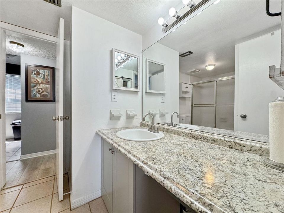 合同活跃: $139,999 (1 贝兹, 1 浴室, 680 平方英尺)