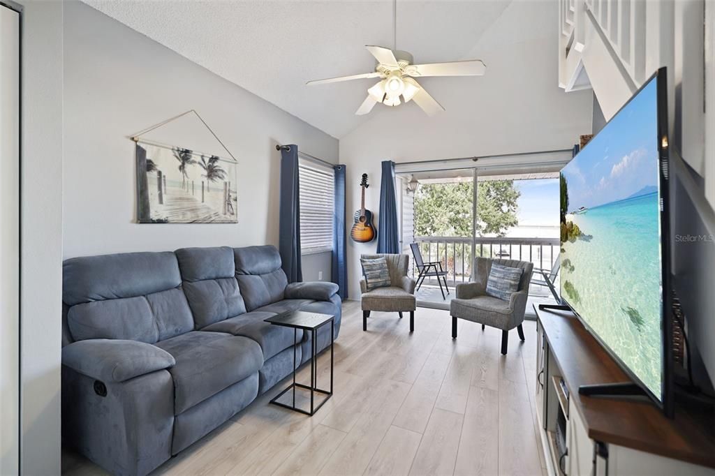 合同活跃: $139,999 (1 贝兹, 1 浴室, 680 平方英尺)