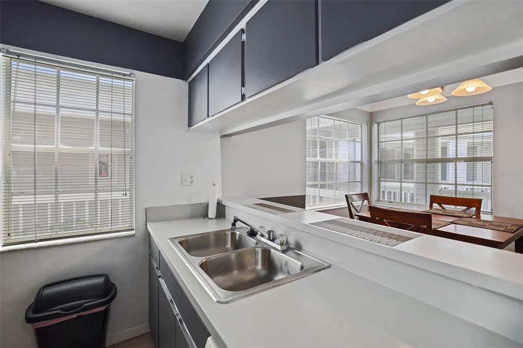 合同活跃: $139,999 (1 贝兹, 1 浴室, 680 平方英尺)