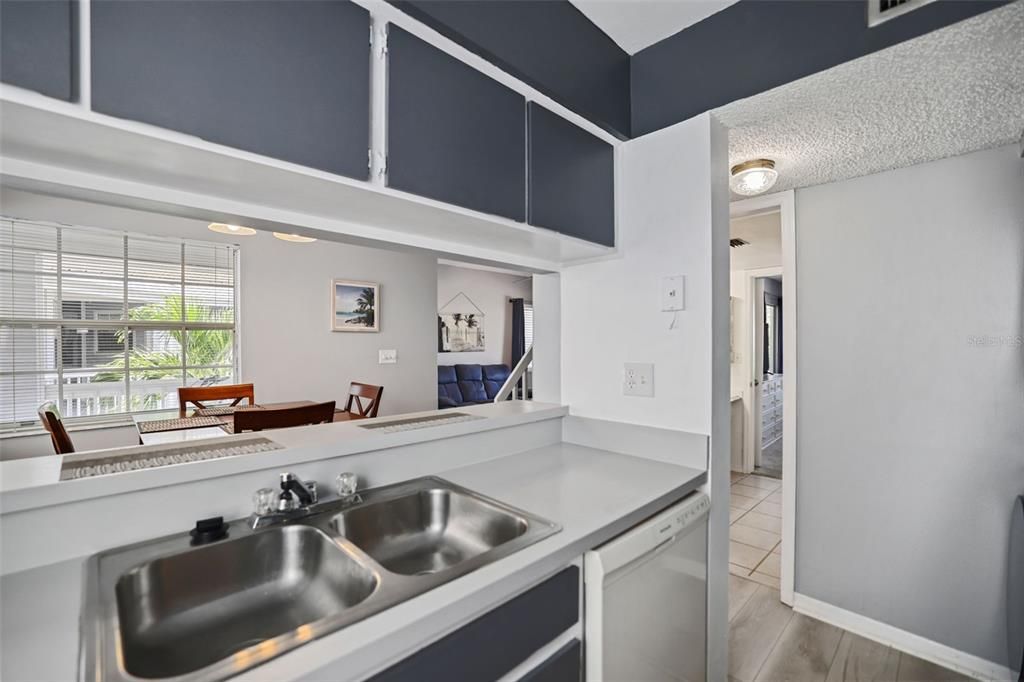 合同活跃: $139,999 (1 贝兹, 1 浴室, 680 平方英尺)