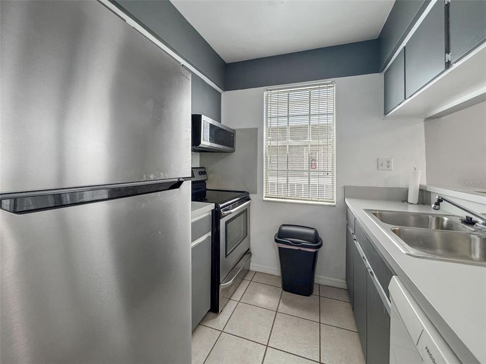 合同活跃: $139,999 (1 贝兹, 1 浴室, 680 平方英尺)