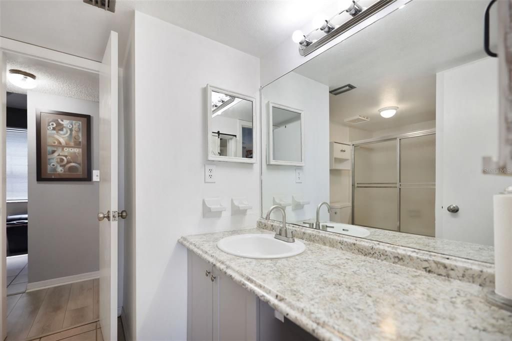 合同活跃: $139,999 (1 贝兹, 1 浴室, 680 平方英尺)