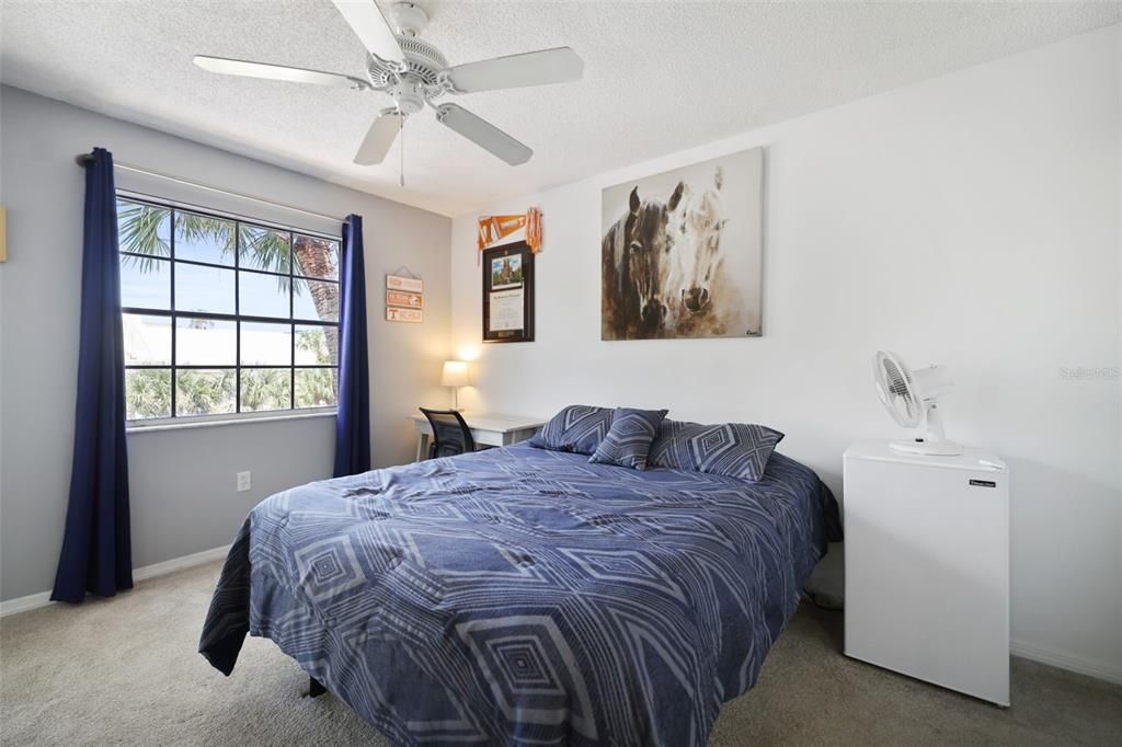 合同活跃: $139,999 (1 贝兹, 1 浴室, 680 平方英尺)