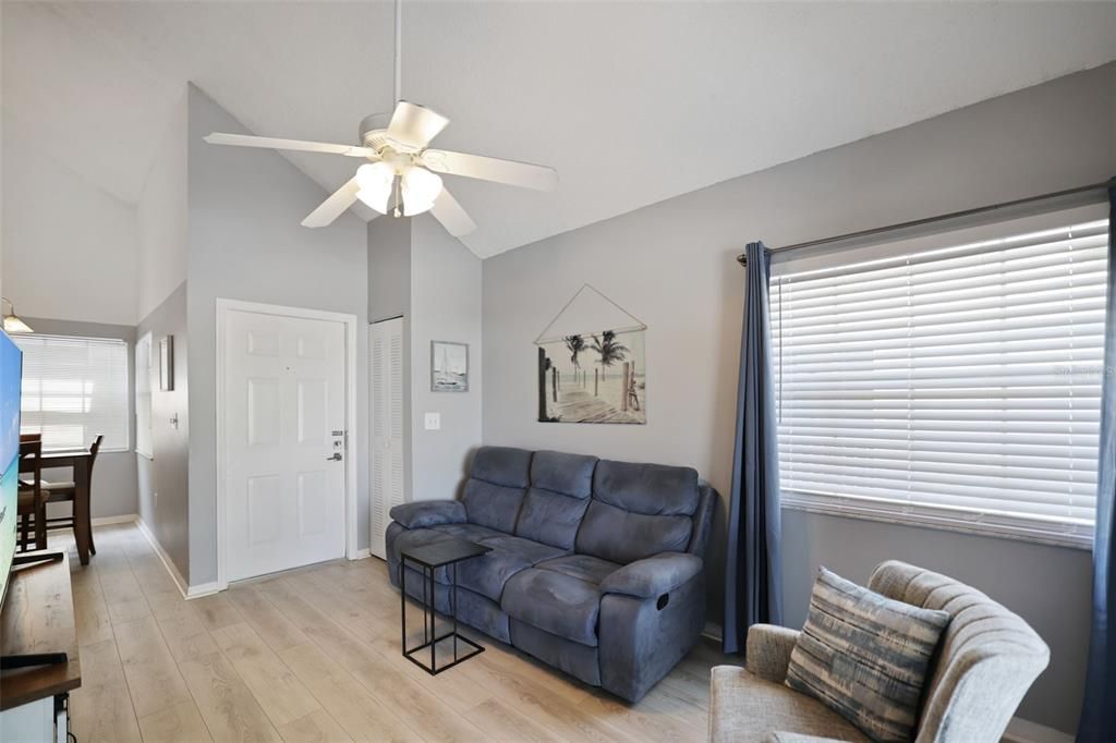 合同活跃: $139,999 (1 贝兹, 1 浴室, 680 平方英尺)