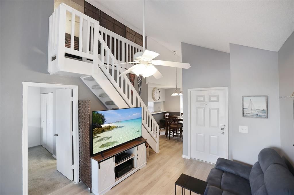 合同活跃: $139,999 (1 贝兹, 1 浴室, 680 平方英尺)