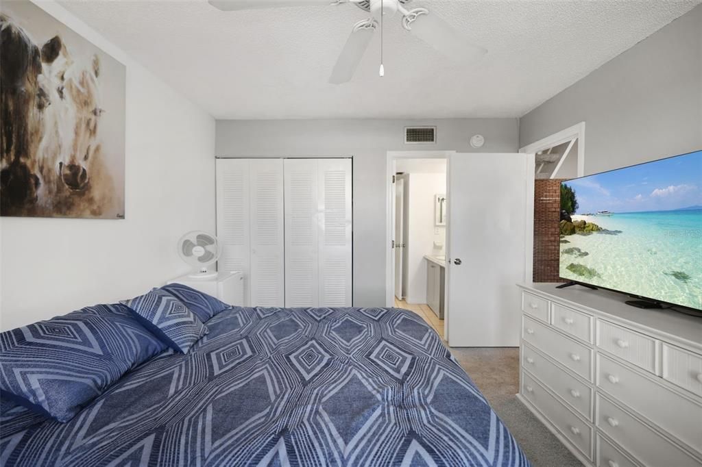 合同活跃: $139,999 (1 贝兹, 1 浴室, 680 平方英尺)