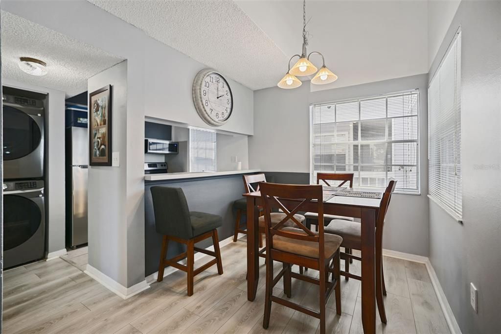 合同活跃: $139,999 (1 贝兹, 1 浴室, 680 平方英尺)