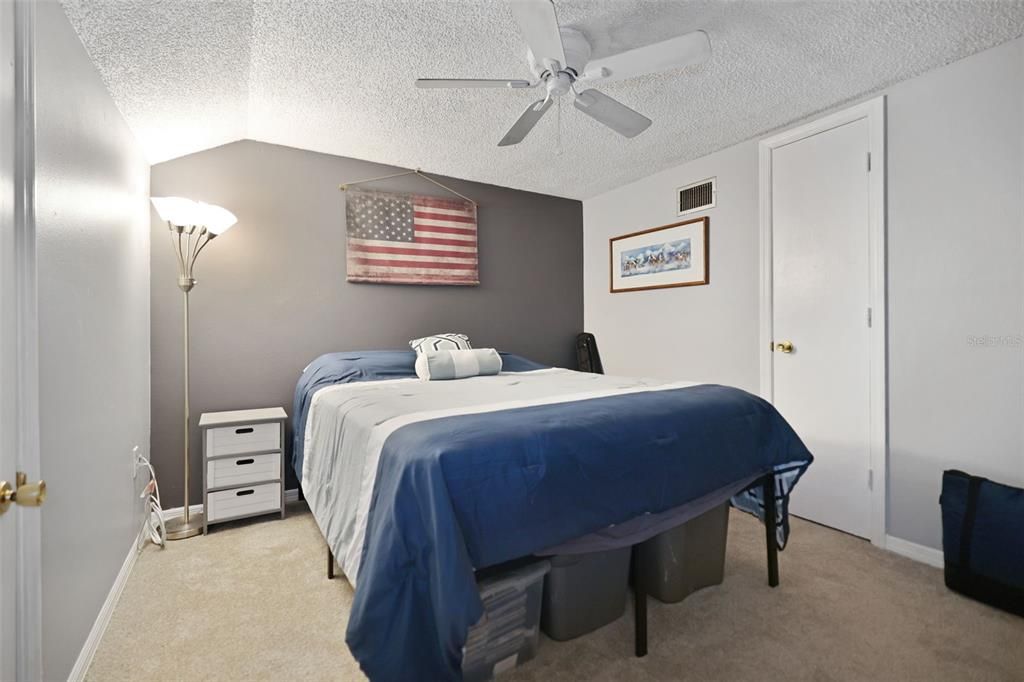 合同活跃: $139,999 (1 贝兹, 1 浴室, 680 平方英尺)